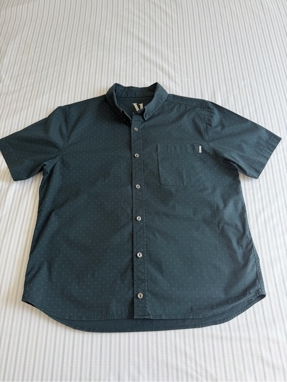 Vuori Crest Short Sleeve Button-Down Shirt - M
